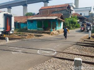 Melihat Perlintasan Tanpa Palang di Lokasi Feeder Whoosh Vs Mobil