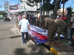 Satpol Bone Copot 80 APK Caleg di Area Terlarang, Ada di Pohon-Tiang Listrik