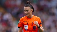 Welch merupakan seorang wasit perempuan berusia 40 tahun. Foto: dok. Twitter Premiere League