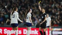 Rebecca Welch juga eksis sebagai wasit di Liga Inggris Perempuan. Foto: AP/Adam Davy