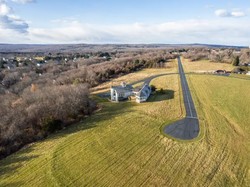 Keren! Rumah Ini Punya Garasi dan Landasan Pesawat, Segini Harganya
