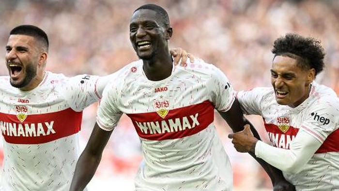 Stuttgart's Guinean forward #09 Serhou Guirassy (C) celebrates with Stuttgart's German forward #26 Deniz Undav (L) and Stuttgart's French midfielder #08 Enzo Millot (R) after he scored the 3-1 goal during the German first division Bundesliga football match between VfB Stuttgart and VfL Wolfsburg in Stuttgart, southern Germany on October 7, 2023. (Photo by THOMAS KIENZLE / AFP) / DFL REGULATIONS PROHIBIT ANY USE OF PHOTOGRAPHS AS IMAGE SEQUENCES AND/OR QUASI-VIDEO