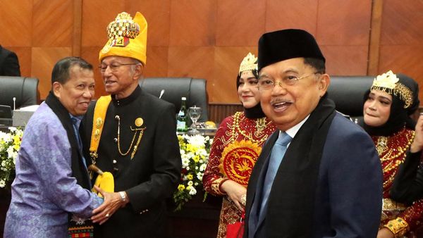 Tokoh Perdamaian Aceh Hadiri Pengukuhan Wali Nanggroe