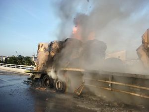 Truk Pengangkut Kertas Terbakar di Tol Dalkot Diawali Pecah Ban