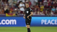 Kini ia akan memimpin laga Premier League [putra] pada tanggal 23 Desember untuk laga  Fulham vs Burnley, menjadi wasit perempuan pertama yang melakukannya. Foto: AP/Alessandra Tarantino