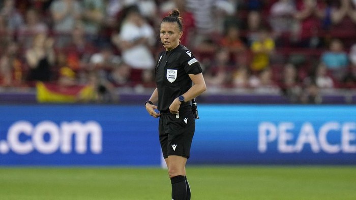 FILE - Referee Rebecca Welch during the Women Euro 2022 group B soccer match between Denmark and Spain at Brentford Community Stadium in London, England, Saturday, July 16, 2022. Welch will become the first female referee in the Premier League when she takes charge of the match between Fulham and Burnley on Dec. 23, 2023. (AP Photo/Alessandra Tarantino, file)