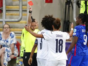 Potret Calon Wasit Perempuan Pertama di Laga Premier League Inggris