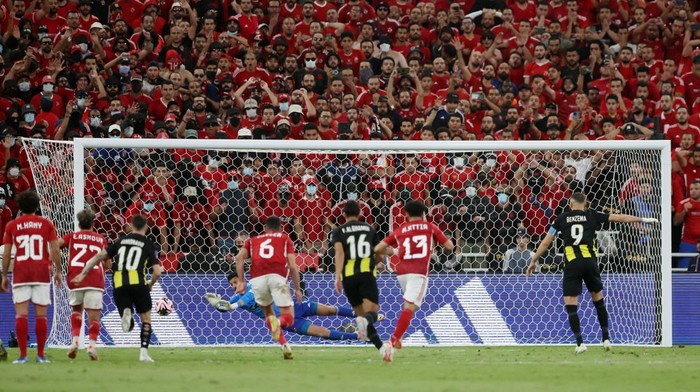 Al Ahly vs Al Ittihad, Piala Dunia Antarklub 2023, Karim Benzema Soccer Football - Club World Cup - Second Round - Al Ahly v Al Ittihad - King Abdullah Sports City, Jeddah, Saudi Arabia - December 15, 2023 Al Ittihad's Karim Benzema has his penalty saved by Al Ahly's Mohamed El-Shenawy REUTERS/Amr Abdallah Dalsh