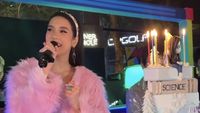 8 Foto Ultah ke-28 Anya Geraldine Bertema 90-an, Tampil Cantik Serba Pink
