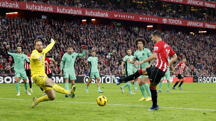 Soccer Football - LaLiga - Athletic Bilbao v Atletico Madrid - San Mames, Bilbao, Spain - December 16, 2023 Athletic Bilbaos Gorka Guruzeta scores their first goal past Atletico Madrids Jan Oblak REUTERS/Vincent West