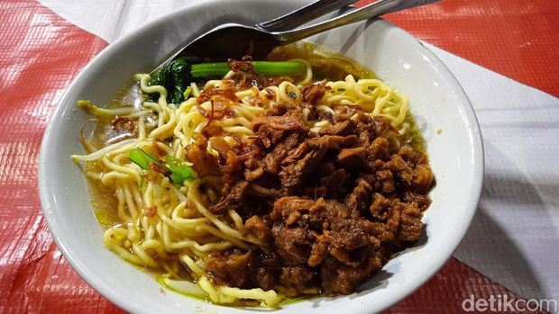 Slurrр! Gurih Kenyal Bakso dan Mie Ayam Gerobakan di Seberang Kota Tua