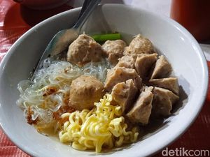Slurrp! Gurih Kenyal Bakso dan Mie Ayam Gerobakan di Seberang Kota Tua Slurrp! Gurih Kenyal Bakso dan Mie Ayam Gerobakan di Seberang Kota Tua