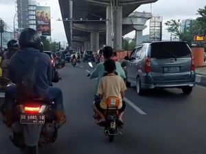 Bocah Bonceng 3 Tak Berhelm Terobos Jalan Raya Makassar Pakai Sepeda Listrik