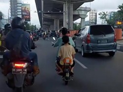 Bocah Bonceng 3 Tak Berhelm Terobos Jalan Raya Makassar Pakai Sepeda Listrik