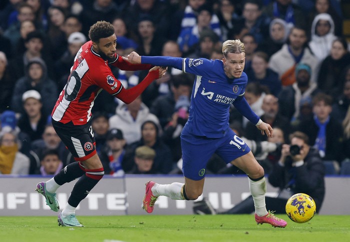 Soccer Football - Premier League - Chelsea v Sheffield United - Stamford Bridge, London, Britain - December 16, 2023 Chelseas Mykhailo Mudryk in action with Sheffield Uniteds Jayden Bogle Action Images via Reuters/Andrew Couldridge NO USE WITH UNAUTHORIZED AUDIO, VIDEO, DATA, FIXTURE LISTS, CLUB/LEAGUE LOGOS OR LIVE SERVICES. ONLINE IN-MATCH USE LIMITED TO 45 IMAGES, NO VIDEO EMULATION. NO USE IN BETTING, GAMES OR SINGLE CLUB/LEAGUE/PLAYER PUBLICATIONS.