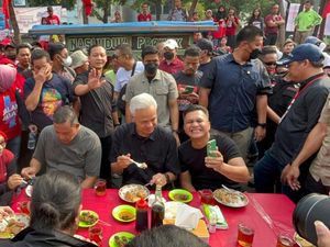 Ganjar Sarapan Nasi Uduk di Pasar Proyek Lama Bekasi, Disambut Warga Ganjar Sarapan Nasi Uduk di Pasar Proyek Lama Bekasi, Disambut Warga
