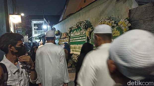 Istri Habib Rizieq Shihab, Syarifah Fadlun bin Yahya, meninggal dunia. Jenazah almarhumah disemayamkan di Petamburan pada Sabtu (16/12) (Tiara Aliya/detikcom)