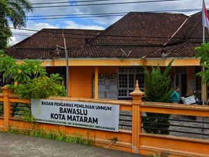 Dosen Unram Buka Suara soal Salam 3 Jari Saat Ganjar ke Mataram