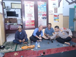 Polsek Mampang Cangkrukan Bareng Warga di 5 Kelurahan