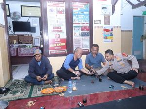 Polsek Mampang Cangkrukan Bareng Warga di 5 Kelurahan Polsek Mampang Cangkrukan Bareng Warga di 5 Kelurahan