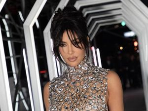 Kim Kardashian Bungkus Kado Natal Pakai Kaus Putih, Dituding Ejek Palestina