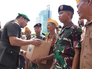 Hari Juang TNI AD ke-78 di Makassar, KSAD Bagi Sembako-Pengobatan Gratis