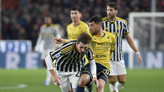 Soccer Football - Serie A - Genoa v Juventus - Stadio Comunale Luigi Ferraris, Genoa, Italy - December 15, 2023  Juventus Fabio Miretti in action with Genoas Stefano Sabelli REUTERS/Massimo Pinca
