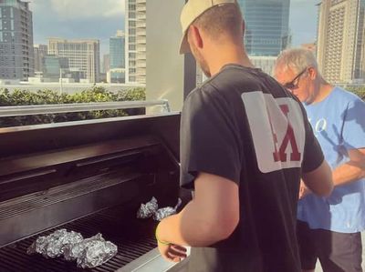 Calon Kiper Timnas, Maarten Paes Doyan BBQ Bareng Keluarga