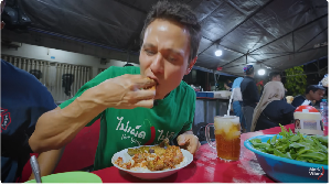 Mark Wiens Kepincut Kuliner Pedas Surabaya, Cicip Nasi Tongkol dan Ayam Penyet