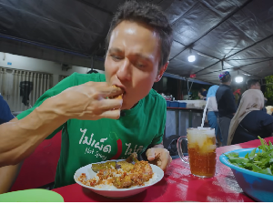 Mark Wiens Kepincut Kuliner Pedas Surabaya, Cicip Nasi Tongkol dan Ayam Penyet