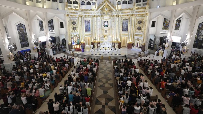 Umat Katolik di Filipina mengikuti Misa sebelum fajar yang disebut 'Simbang Gabi'. Tradisi ini dilakukan 9 hari berturut-turut menjelang perayaan Natal.