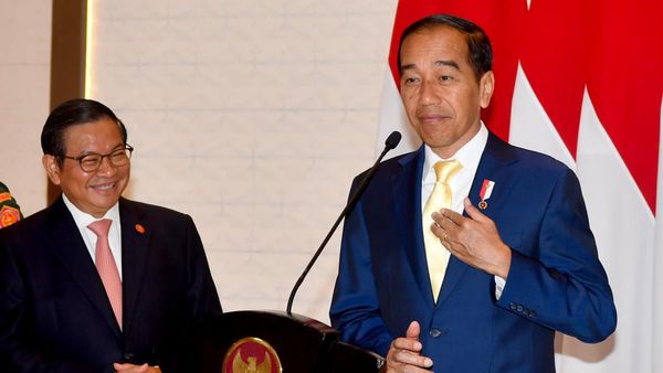 Potret Jokowi yang Tumben-tumbennya Pakai Dasi Kuning
