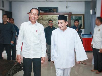 Momen Jokowi Sambangi Kediaman Habib Luthfi bin Yahya di Pekalongan