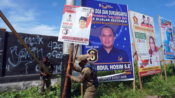 Satpol PP Tertibkan Atribut Kampanye di Sorong