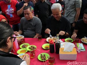 Potret Ganjar Sarapan Bareng Warga di Pasar Lama Bekasi