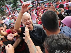 Ganjar Pamer Program KTP Sakti, Semua Bantuan Lewat Satu Kartu