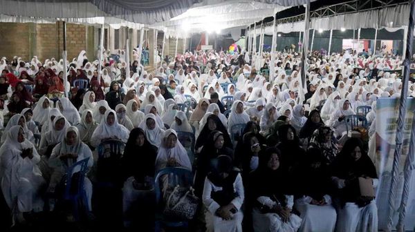 Potret Ribuan Jemaah Gelar Doa dan Zikir Akhir Tahun di Babel