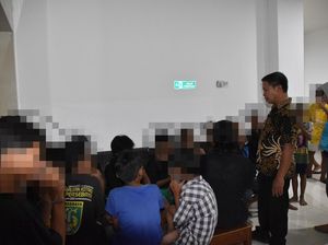 37 Anak Nggandol Truk dari Surabaya Hanya untuk Berenang di Madura