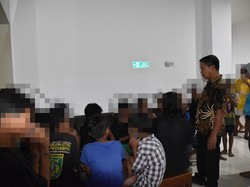 37 Anak Nggandol Truk dari Surabaya Hanya untuk Berenang di Madura