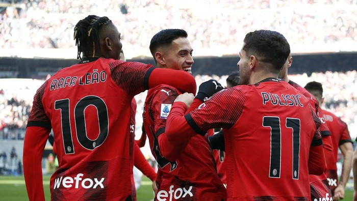 Soccer Football - Serie A - AC Milan v Monza - San Siro, Milan, Italy - December 17, 2023 AC Milans Tijjani Reijnders celebrates scoring their first goal with Rafael Leao and Christian Pulisic REUTERS/Alessandro Garofalo