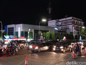 Lalu Lintas Jalan di Pusat Kota Solo Padat Malam Ini Lalu Lintas Jalan di Pusat Kota Solo Padat Malam Ini
