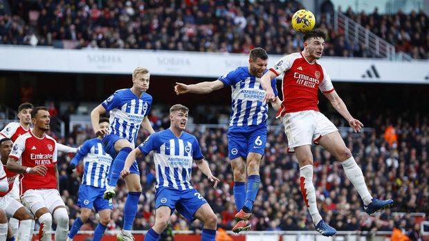 Soccer Football - Premier League - Arsenal v Brighton & Hove Albion - Emirates Stadium, London, Britain - December 17, 2023 Arsenal's Declan Rice in action with Brighton & Hove Albion's James Milner Action Images via Reuters/John Sibley NO USE WITH UNAUTHORIZED AUDIO, VIDEO, DATA, FIXTURE LISTS, CLUB/LEAGUE LOGOS OR 'LIVE' SERVICES. ONLINE IN-MATCH USE LIMITED TO 45 IMAGES, NO VIDEO EMULATION. NO USE IN BETTING, GAMES OR SINGLE CLUB/LEAGUE/PLAYER PUBLICATIONS.