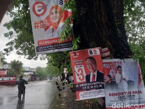 Kucing-kucingan Satpol PP Makassar Tertibkan Baliho Caleg Dipaku di Pohon Kucing-kucingan Satpol PP Makassar Tertibkan Baliho Caleg Dipaku di Pohon