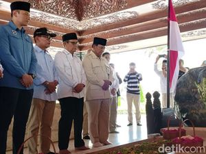 Prabowo Ziarah ke Makam Bung Karno Tanpa Gibran Prabowo Ziarah ke Makam Bung Karno Tanpa Gibran