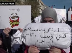 Demo Kecam Israel di Lebanon, Massa Arak Boneka Pocong ke Tripoli Demo Kecam Israel di Lebanon, Massa Arak Boneka Pocong ke Tripoli