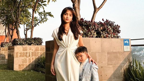 8 Potret Gala Sky Bareng Fuji, Makin Ganteng & Imut Pakai Jas