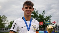 Gabriel Moscardo merupakan wonderkid Brasil yang berusia 18 tahun. Kabarnya, PSG juga mengincar gelandang bertahan ini dan siap keluarkan kocek besar (Instagram/gabrielmoscardo)