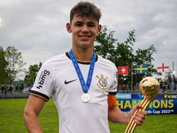 Gabriel Moscardo merupakan wonderkid Brasil yang berusia 18 tahun. Kabarnya, PSG juga mengincar gelandang bertahan ini dan siap keluarkan kocek besar (Instagram/gabrielmoscardo)