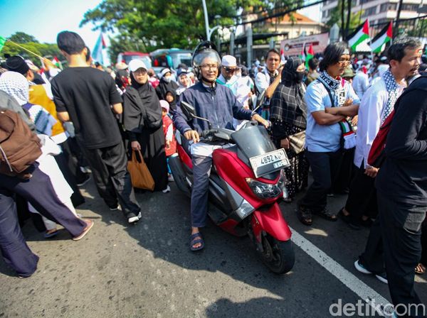 Gambir Sempat Macet Imbas Aksi Pro Palestina, Bule-Motor Tembus Kerumunan
