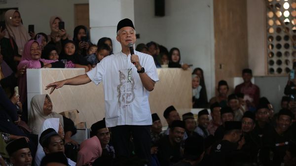 Ganjar Disambut Ribuan Santri di Pesantren Magelang